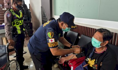 Polresta-Bandara-Soetta-Beri-Layanan-Kesehatan-dan-Masker-Gratis-untuk-Penumpang-Pesawat-yang-Tertunda-Akibat-Erupsi-Anak-Krakatau